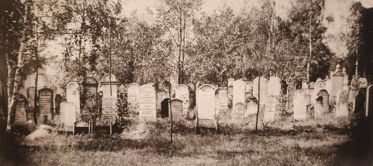 Archiwalne zdjęcie przedstawiające groby na cmenatrzu żydowskim