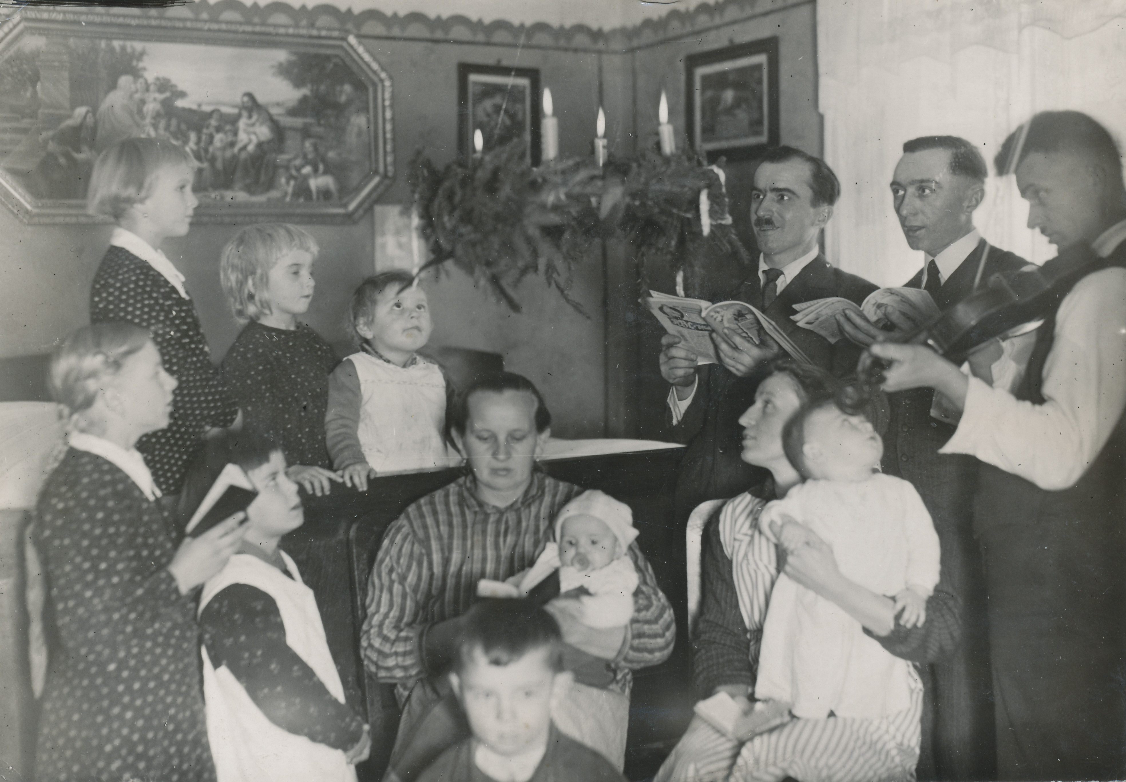 Czarno-białe zdjęcie przedstawiające osoby w różnym wieku